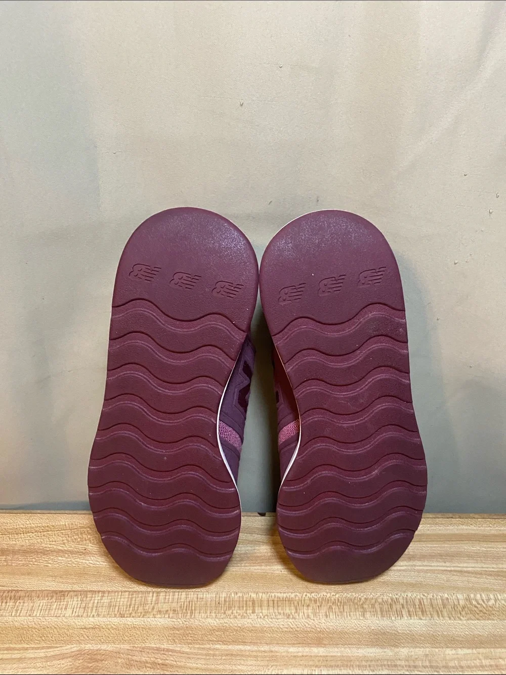 New Balance 420 Slip On Running Shoes Burgundy Tennis Shoes women’s size 9